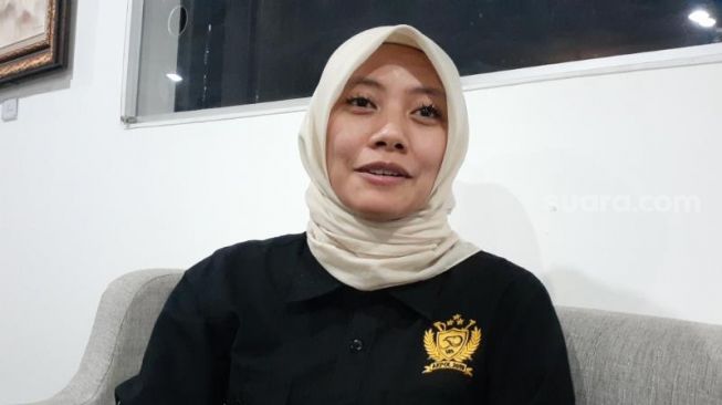 Ipda Tita Puspita Agustina, polwan yang ditugasi mengasuh KB, korban penganiayaan ayah kandung di Tangsel saat ditemui di Mapolres Tangerang Selatan, Rabu (26/5/2021). [SuaraJakarta.id/Wivy Hikmatullah]