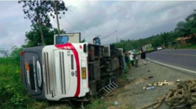 Kecelakaan terjadi di Tikungan Harmoko [Andika/Suara.com]