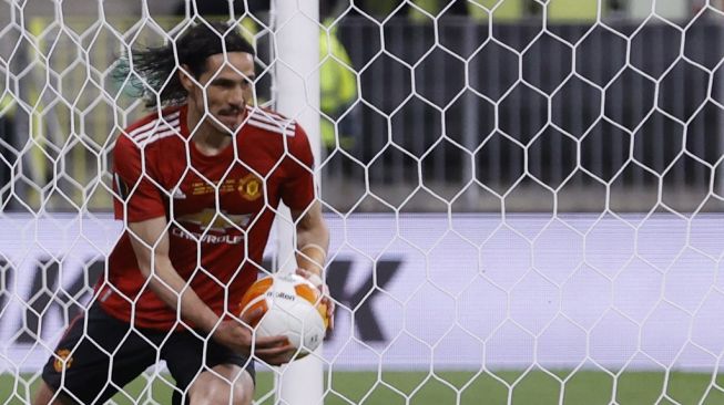 Penyerang Manchester United, Edinson Cavani usai mencetak gol ke gawang Villarreal dalam laga final Liga Europa di Gdansk, Polandia, Kamis (27/5/2021) pagi WIB. [KACPER PEMPEL / POOL / AFP]