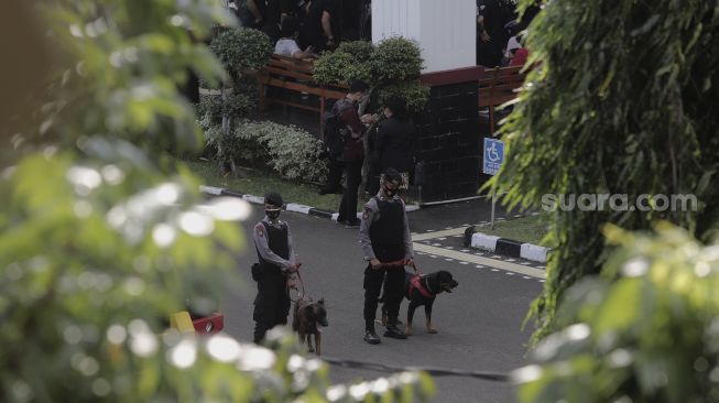 Polisi berjaga saat berlangsungnya sidang putusan Habib Rizieq Shihab di Pengadilan Negeri Jakarta Timur, Kamis (27/5/2021). [Suara.com/Angga Budhyanto]