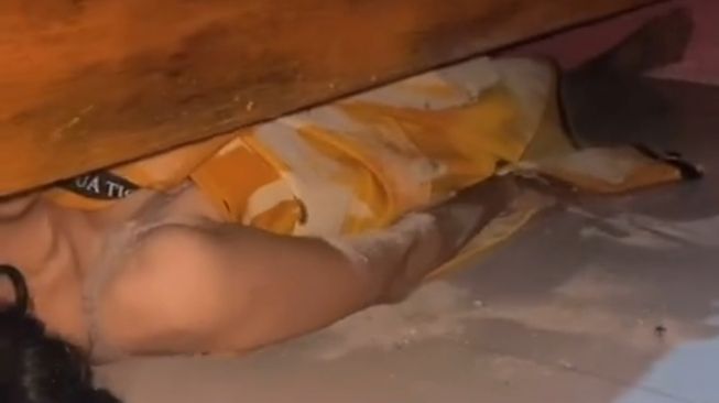 Viral Ibu Hamil Masuk Kolong Tempat Tidur (TikTok/ayy_2293)