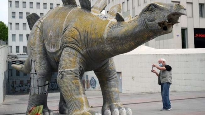 Curiga karena Bau Busuk, Pria Ini Temukan Jenazah di Dalam Patung Dinosaurus