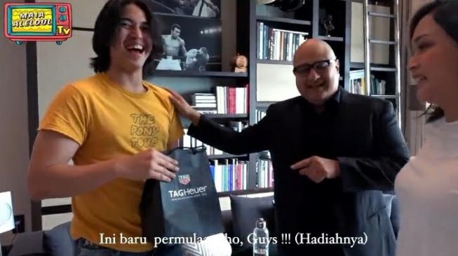 El Rumi unboxing hadiah dari Irwan Mussry. [YouTube/Maia Al El Dul TV]