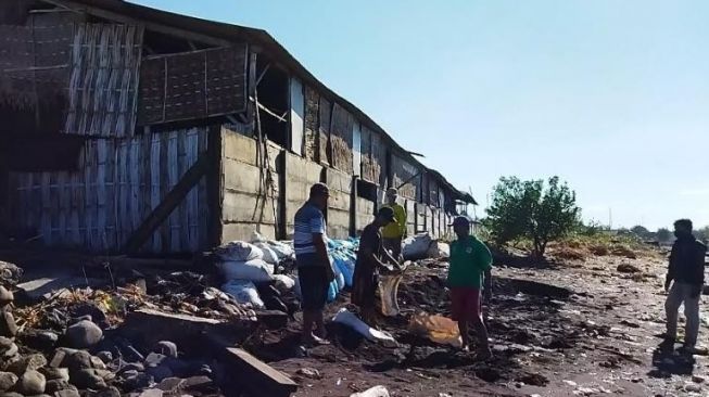 Tanggul pembatas gudang pengeringan ikan asin di Desa Sumberanyar, Kecamatan Paiton, jebol usai diterjang banjir rob, Kamis, 27 Mei 2021. [Foto: Zulkiflie/Jatimnet.com]