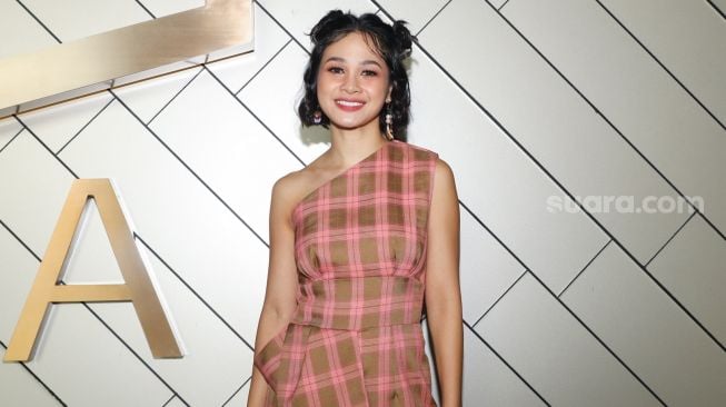 Penyanyi Andien Aisyah ketika ditemui usai acara perilisan single dan film pendek terbarunya 'Selamat Jalan Kekasihku' di Senopati, Jakarta Selatan, Jumat (28/5/2021). [Suara.com/Alfian Winanto]