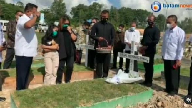 Hormat Moeldoko di Makam Pegiat Medsos Birgaldo Sinaga