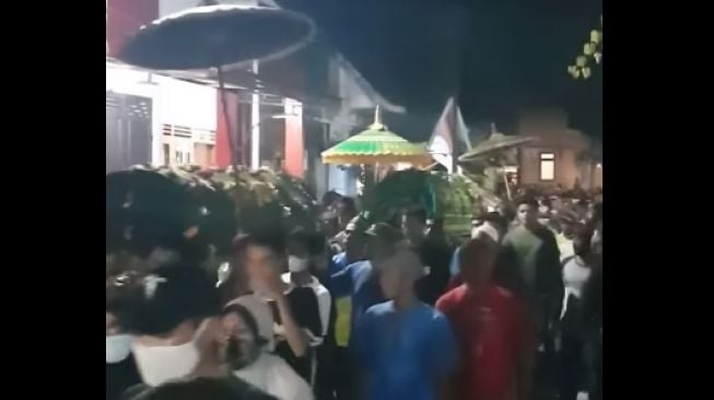 Viral Iring-iringan Pemakaman 5 Jenazah Korban Laka Maut Rombongan Arisan Malang