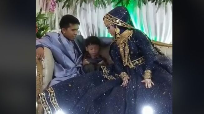 Bocah Nempel Terus sama Pengantin di Pelaminan, Kisahnya Bikin Mewek