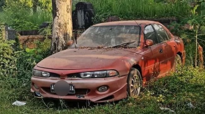 Mobil tua idaman, Mitsubishi Galant yang terbengkalai di kuburan. (Instagram)