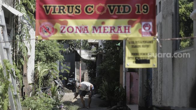 Warga beraktivitas di Gang Usman Tepos, RT 004 RW 002 Kelurahan Srengseng Sawah, Jagakarsa, Jakarta Selatan, Jumat (28/5/2021). [Suara.com/Angga Budhiyanto]