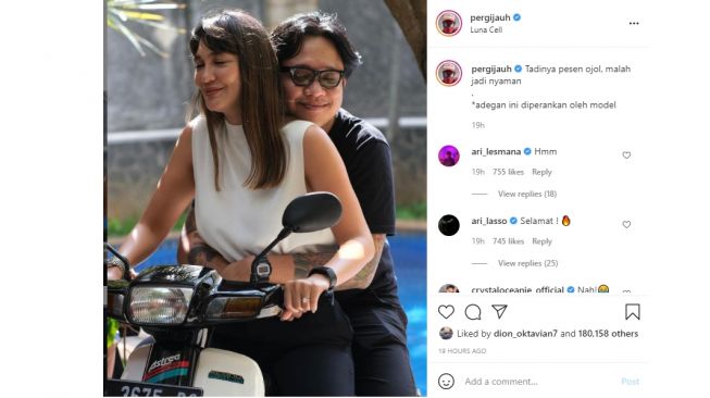 Gofar Hilman tampak memeluk erat pinggang Luna Maya saat naik motor (Instagram)