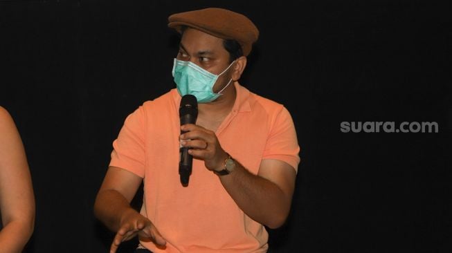 Penyanyi Tompi ketika ditemui saat acara perilisan single dan film pendek terbaru Andien Aisyah 'Selamat Jalan Kekasihku' di Senopati, Jakarta Selatan, Jumat (28/5/2021). [Suara.com/Alfian Winanto]