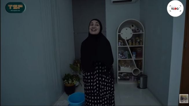 Kondisi rumah Shireen sungkar bocor dan kebanjiran [YouTube/The Sungkars Family]