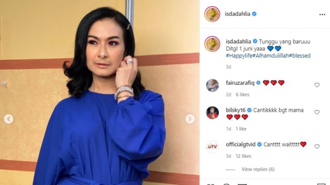 Penampilan baru Iis Dahlia usai potong rambut. [Instagram/isdadahlia]