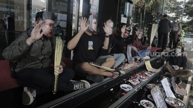 Sejumlah massa perwakilan masyarakat sipil Antikorupsi menggelar aksi "Ruwatan Rakyat untuk KPK" di Kantor Dewan Pengawas KPK atau Gedung ACLC, Jakarta, Jumat (28/5/2021). [Suara.com/Angga Budhiyanto]