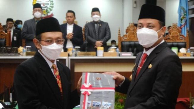 Kepala BPK RI Perwakilan Provinsi Sulsel Wahyu Priyono menyerahkan LHP ke Plt Gubernur Sulsel Andi Sudirman Sulaiman, Jumat 28 Mei 2021 / [SuaraSulsel.id / Istimewa]