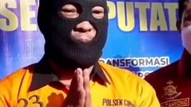 Pakai Baju Tahanan, Pria Ancam Kurir Pakai Samurai Ngaku Cuma Menakuti Doang