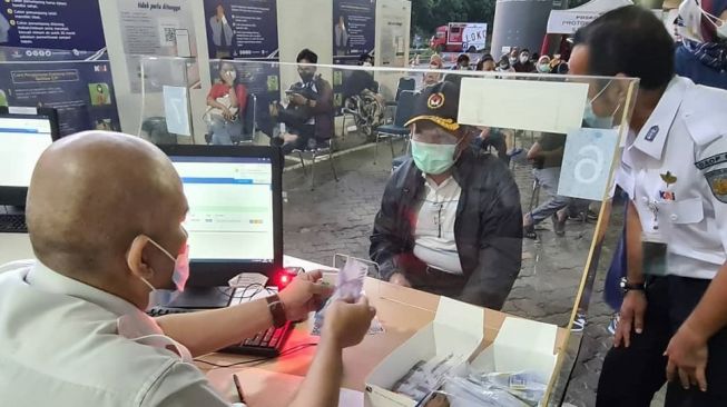 Menko PMK Muhadjir Effendy Tinjau Layanan Pemeriksaan GeNose C19 di Gambir