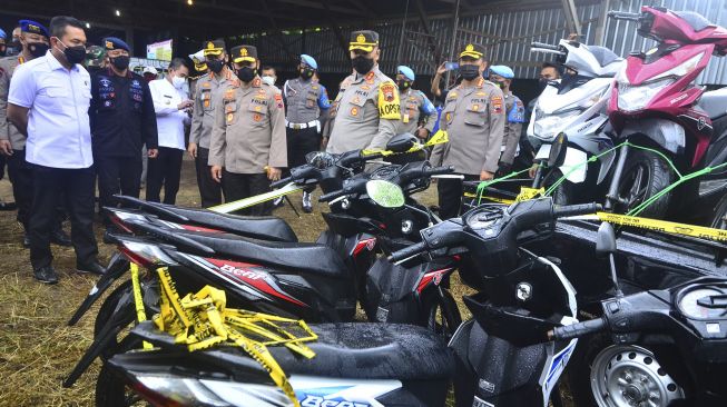 Kapolda Jateng Irjen Pol Ahmad Luthfi (tengah) melihat kendaraan tanpa surat resmi saat gelar kasus di Desa Gadingrejo, Juwana, Pati, Jawa Tengah, Jumat (28/5/2021). [ANTARA FOTO/Yusuf Nugroho]