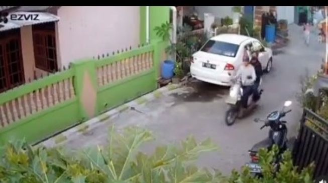 Aksi Kawanan Jambret HP di Harapan Indah Bekasi Terekam CCTV