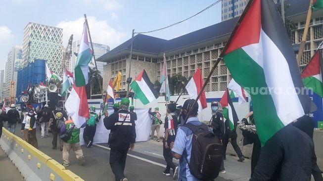 Massa buruh dari Gerakan Pekerja Muslim Indonesia (GPMI) saat menggelar aksi solidaritas Palestina. (Suara.om/Yaumal)