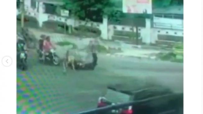 Detik-detik Pengendara Motor Ditusuk Begal, Warga Cuma Nonton Tak Ada yang Menolong