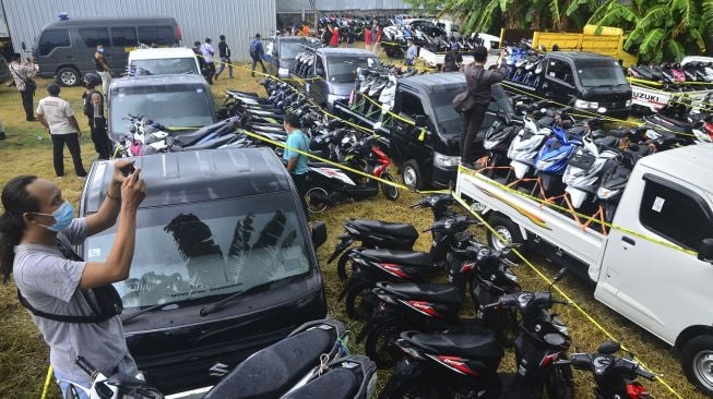 Sejumlah wartawan mengambil gambar kendaraan bermotor tanpa surat resmi saat gelar kasus di Desa Gadingrejo, Juwana, Pati, Jawa Tengah, Jumat (28/5/2021). [ANTARA FOTO/Yusuf Nugroho]