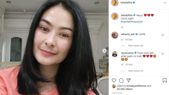 Penampilan baru Iis Dahlia usai potong rambut. [Instagram/isdadahlia]