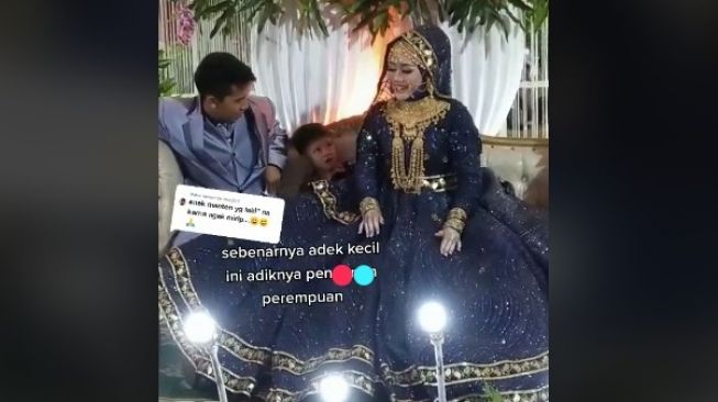 Bocah nempel terus sama pengantin di pelaminan.(TikTok/@shofiatarias_)