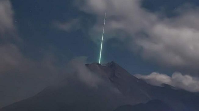 Foto Cahaya Misterius di Gunung Merapi Dibilang Editan, Fotografer Klarifikasi