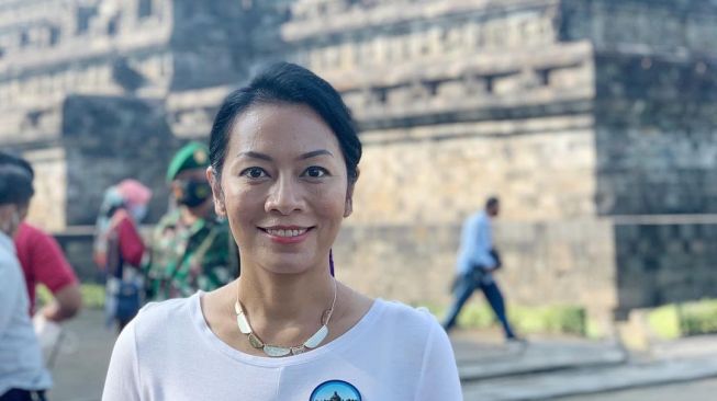 Dewi Lestari merayakan Waisak di Candi Borobudur. [Instagram]