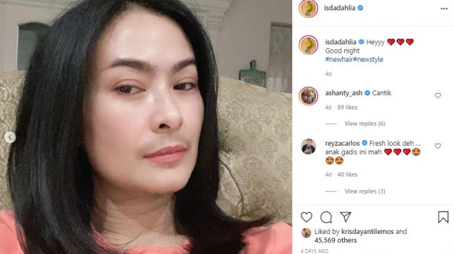 Penampilan baru Iis Dahlia usai potong rambut. [Instagram/isdadahlia]