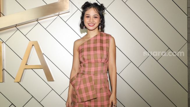 Penyanyi Andien Aisyah ketika ditemui usai acara perilisan single dan film pendek terbarunya 'Selamat Jalan Kekasihku' di Senopati, Jakarta Selatan, Jumat (28/5/2021). [Suara.com/Alfian Winanto]