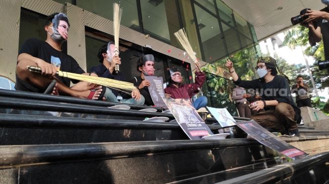 Gelar Ruwatan Usir Roh Jahat, Sesajen Kembang 7 Rupa Ditabur di Gedung KPK