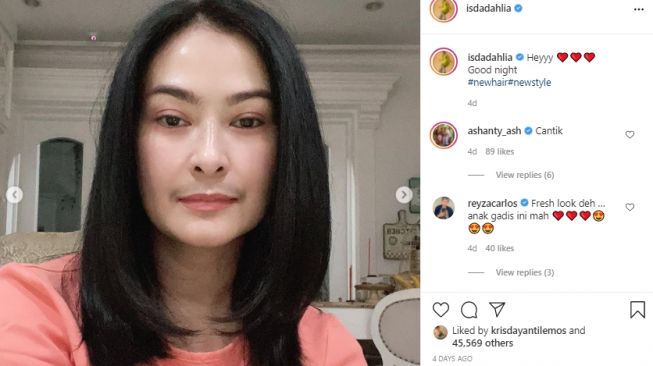 Penampilan baru Iis Dahlia usai potong rambut. [Instagram/isdadahlia]