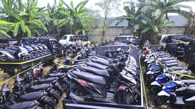 Polisi berada di antara kendaraan tanpa surat resmi saat gelar kasus di Desa Gadingrejo, Juwana, Pati, Jawa Tengah, Jumat (28/5/2021). [ANTARA FOTO/Yusuf Nugroho]