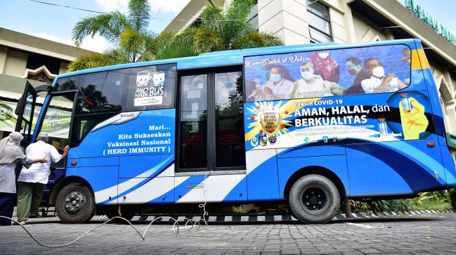 Sejumlah warga masuk ke bus Trans Metro Pekanbaru untuk vaksinasi COVID-19 di Kota Pekanbaru, Riau, Jumat (28/5/2021). ANTARA FOTO