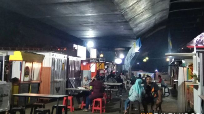 Taman Kuliner Legok 9, persis di persimpangan Cihampelas-Pasteur, di bawah Flyover Pasupati. [Ayobandung.com]