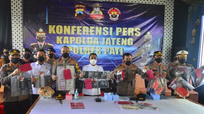 Kapolda Jateng Irjen Pol Ahmad Luthfi (ketiga kanan) menunjukkan barang bukti plat nomor kendaraan palsu saat gelar kasus di Desa Gadingrejo, Juwana, Pati, Jawa Tengah, Jumat (28/5/2021). [ANTARA FOTO/Yusuf Nugroho]