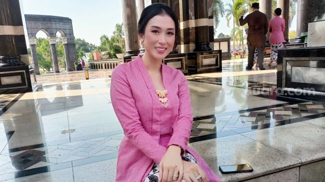 Pedangdut Bebizie ketika ditemui usai menghadiri resepsi pernikahan Pedangdut Nabilla Gomes di Masjid Kubah Emas, Depok, Jawa Barat, Jumat (28/5/2021). [Suara.com/Alfian Winanto]