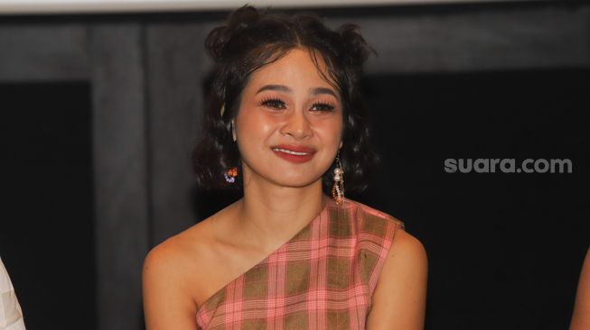 Penyanyi Andien Aisyah ketika ditemui saat acara perilisan single dan film pendek terbarunya 'Selamat Jalan Kekasihku' di Senopati, Jakarta Selatan, Jumat (28/5/2021). [Suara.com/Alfian Winanto]