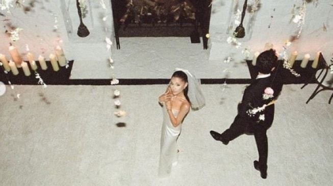 Heboh, Ariana Grande Unggah Foto Pernikahannya dengan Dalton Gomez