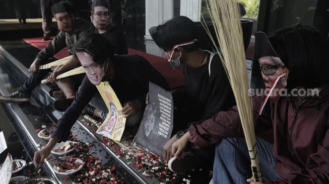 Sejumlah massa perwakilan masyarakat sipil Antikorupsi menggelar aksi "Ruwatan Rakyat untuk KPK" di Kantor Dewan Pengawas KPK atau Gedung ACLC, Jakarta, Jumat (28/5/2021). [Suara.com/Angga Budhiyanto]