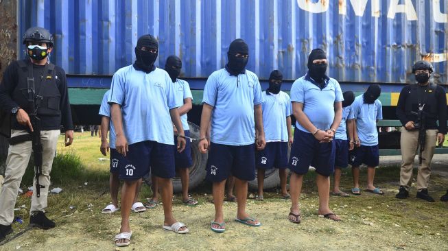 Polisi menunjukkan tersangka kasus penjualan kendaraan bermotor tanpa surat resmi saat gelar kasus di Desa Gadingrejo, Juwana, Pati, Jawa Tengah, Jumat (28/5/2021). [ANTARA FOTO/Yusuf Nugroho]