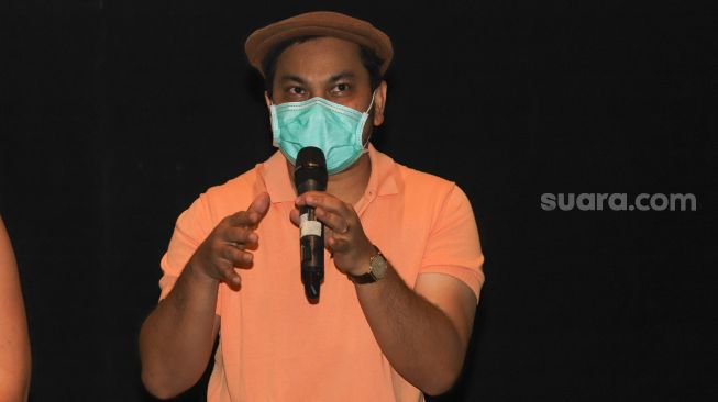 Penyanyi Tompi ketika ditemui saat acara perilisan single dan film pendek terbaru Andien Aisyah 'Selamat Jalan Kekasihku' di Senopati, Jakarta Selatan, Jumat (28/5/2021). [Suara.com/Alfian Winanto]