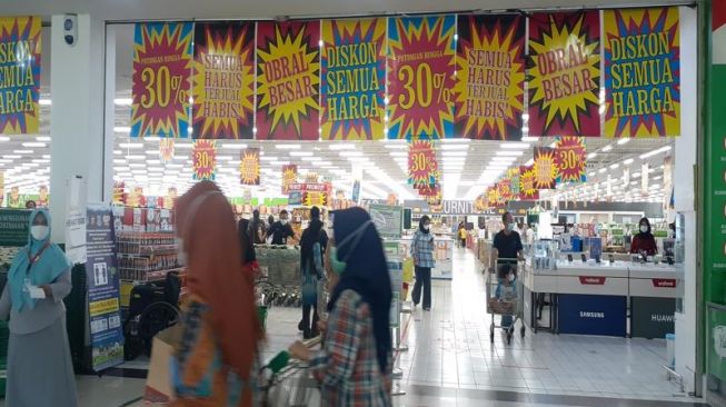 Giant diskon sebelum Giant tutup (Suara.com/Wivy)