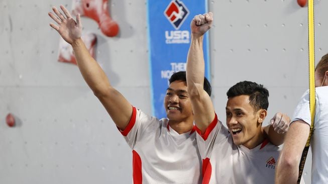 Atlet panjat tebing Indonesia Kiromal Katibin (kiri) dan rekannya Veddriq Leonardo (kanan) melakukan selebrasi setelah mencatat waktu tercepat dalam  kejuaraan Piala Dunia Panjat Tebing 2021, di  Salt Lake City, Utah, Amerika Serikat, Jumat (28/5/2021). [ANTARA FOTO/ Reuters-Jeffrey Swinger-USA TODAY Sports]