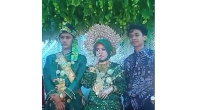 Sedih Didatangi Mantan saat Menikah, Pengantin Hadap Belakang Pas Pemotretan