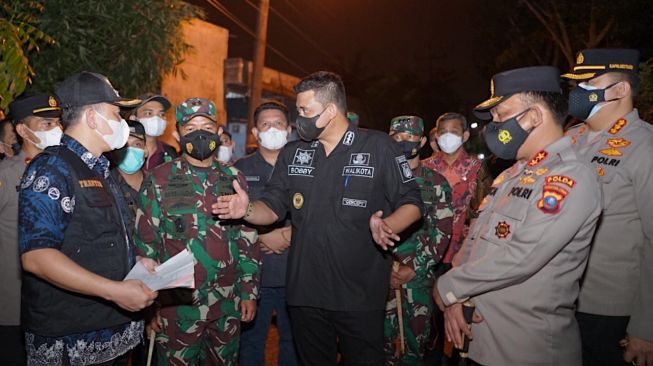 Wali Kota Medan Bobby Nasution meninjau dua lingkungan di dua kecamatan yang diisolasi. [Ist]