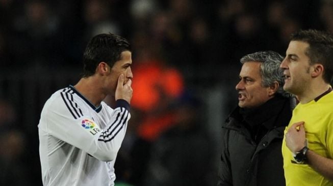 Cristiano Ronaldo saat masih dilatih Jose Mourinho di Real Madrid. [AFP PHOTO / LLUIS GENE].